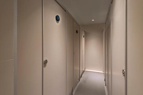 kinnon deluxe hostel coworking cafe