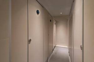 kinnon deluxe hostel coworking cafe