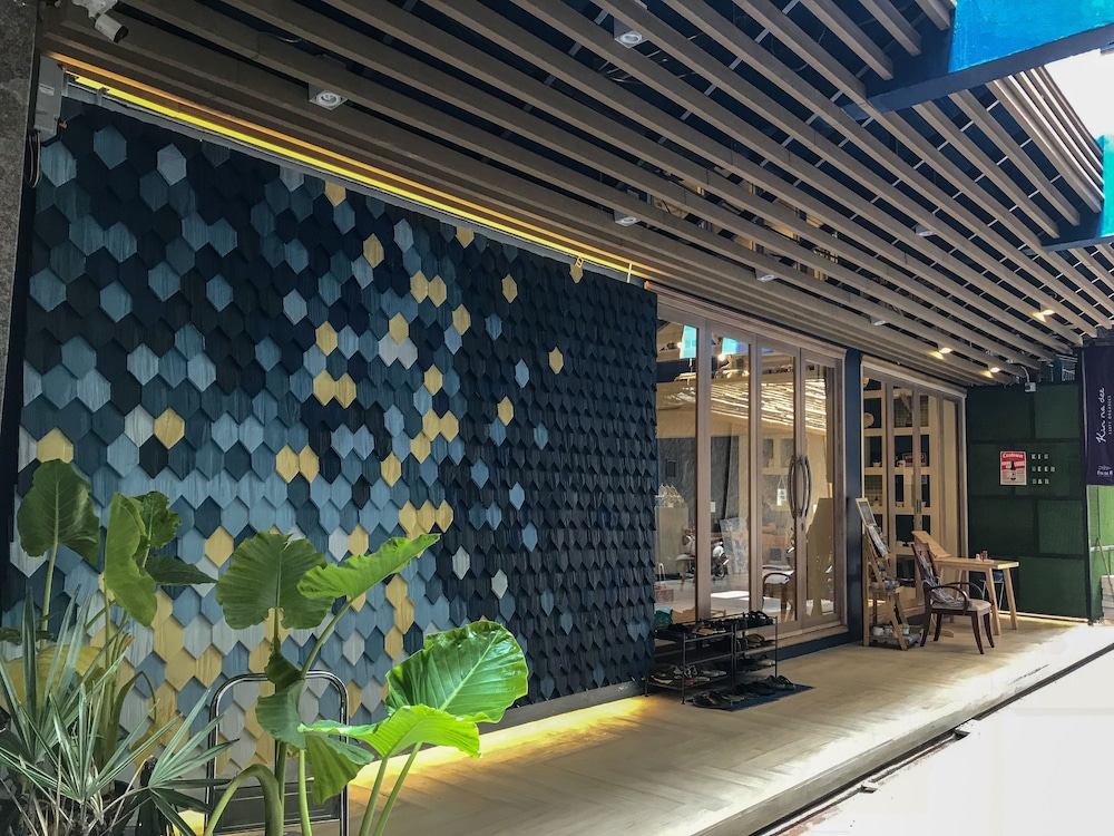 kinnon deluxe hostel coworking cafe