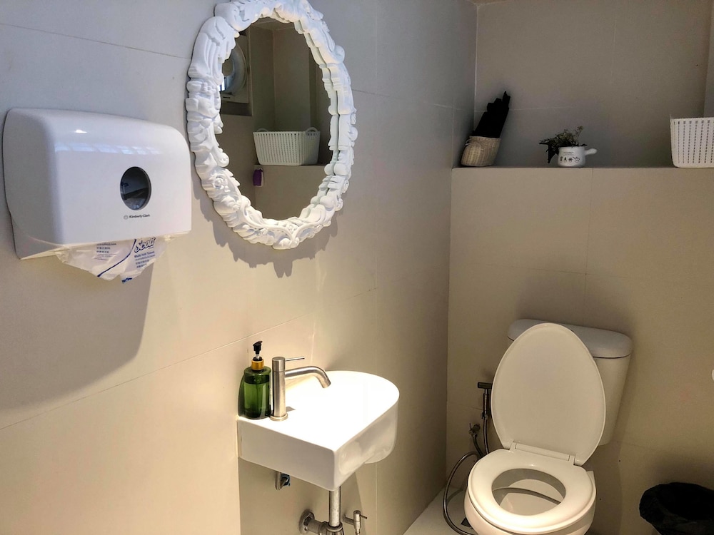 kinnon deluxe hostel coworking cafe