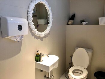 kinnon deluxe hostel coworking cafe