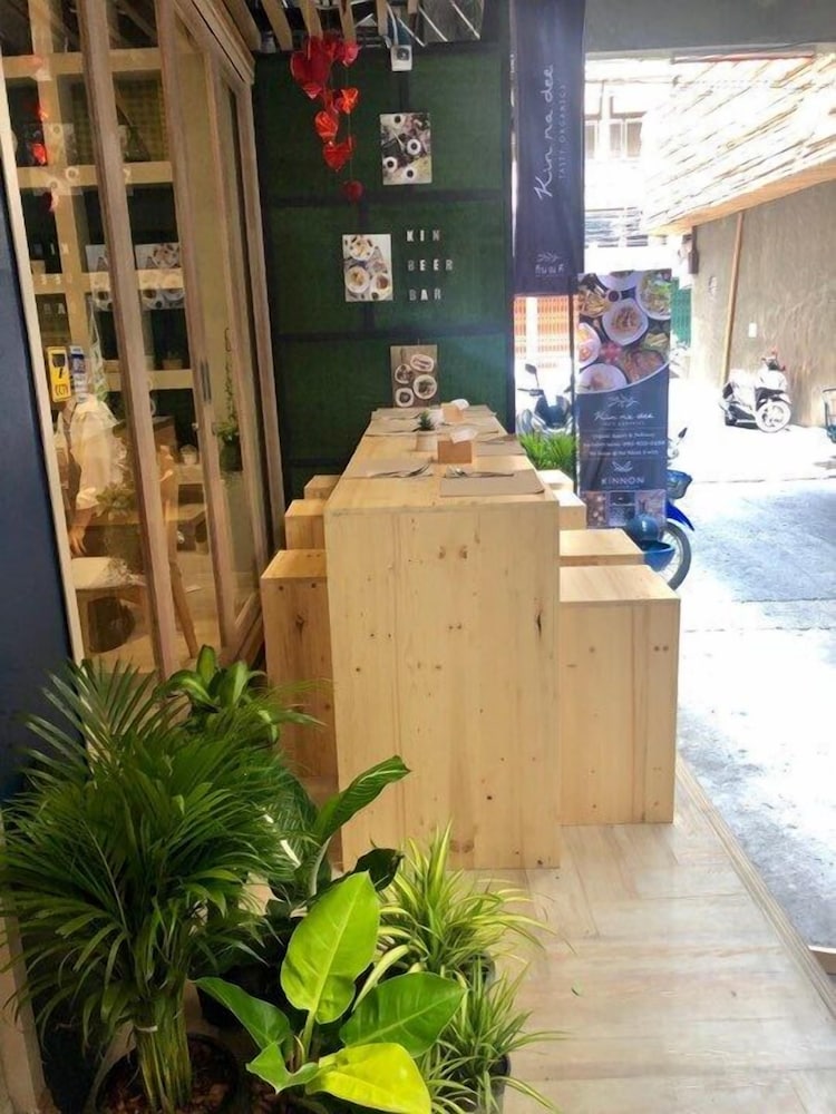 kinnon deluxe hostel coworking cafe