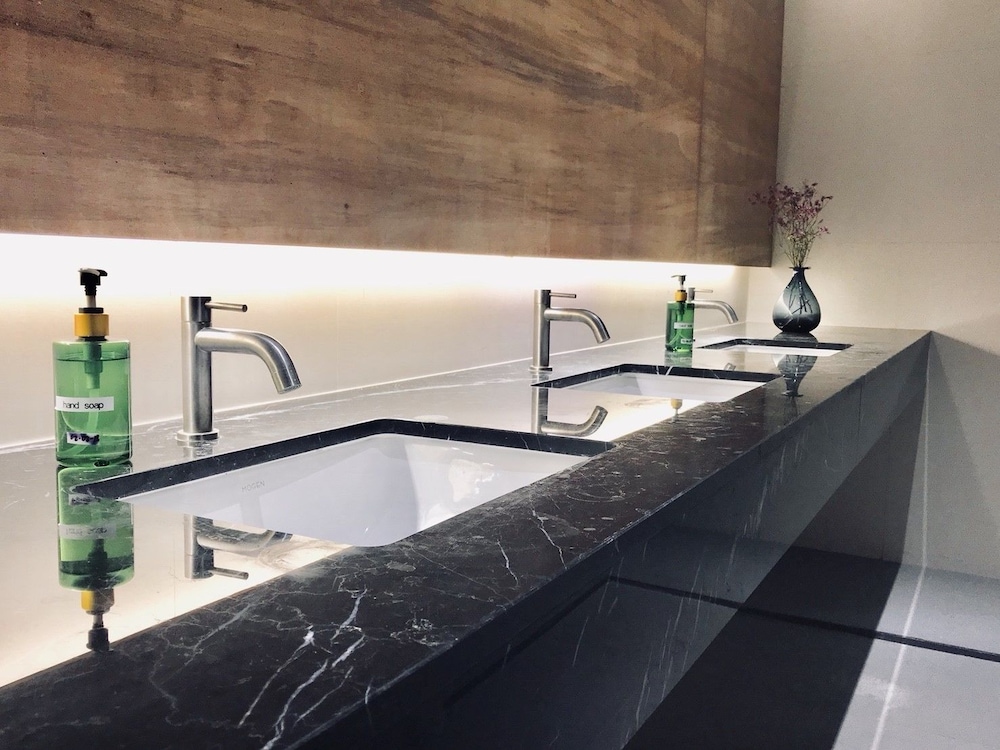 kinnon deluxe hostel coworking cafe