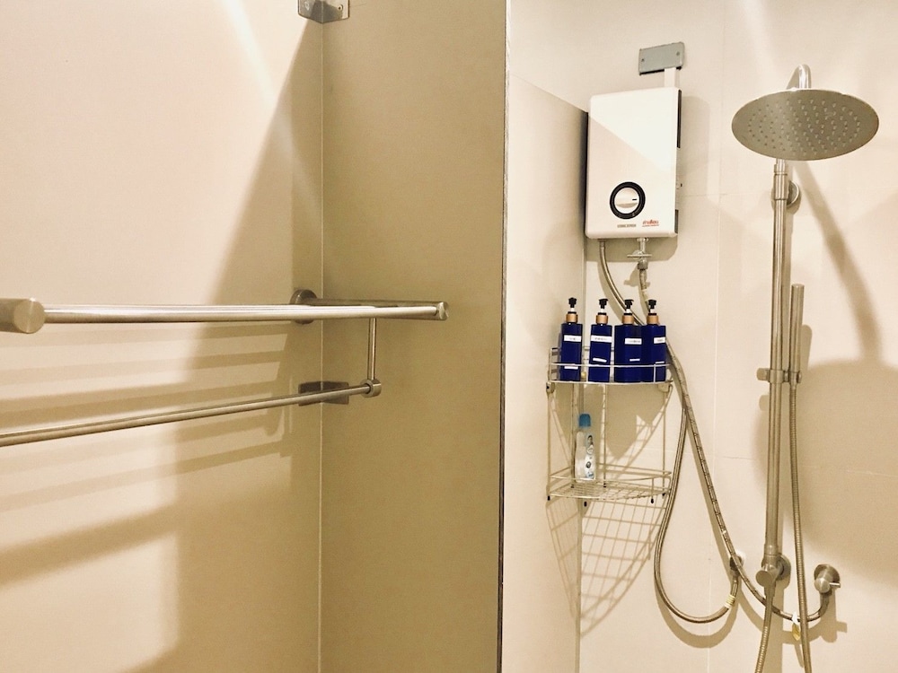 kinnon deluxe hostel coworking cafe