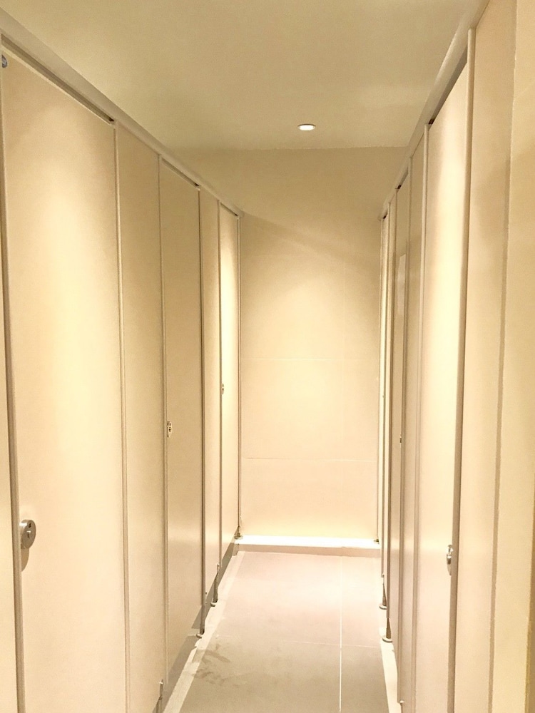 kinnon deluxe hostel coworking cafe