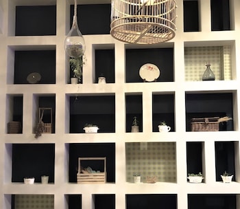 kinnon deluxe hostel coworking cafe