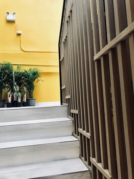 kinnon deluxe hostel coworking cafe