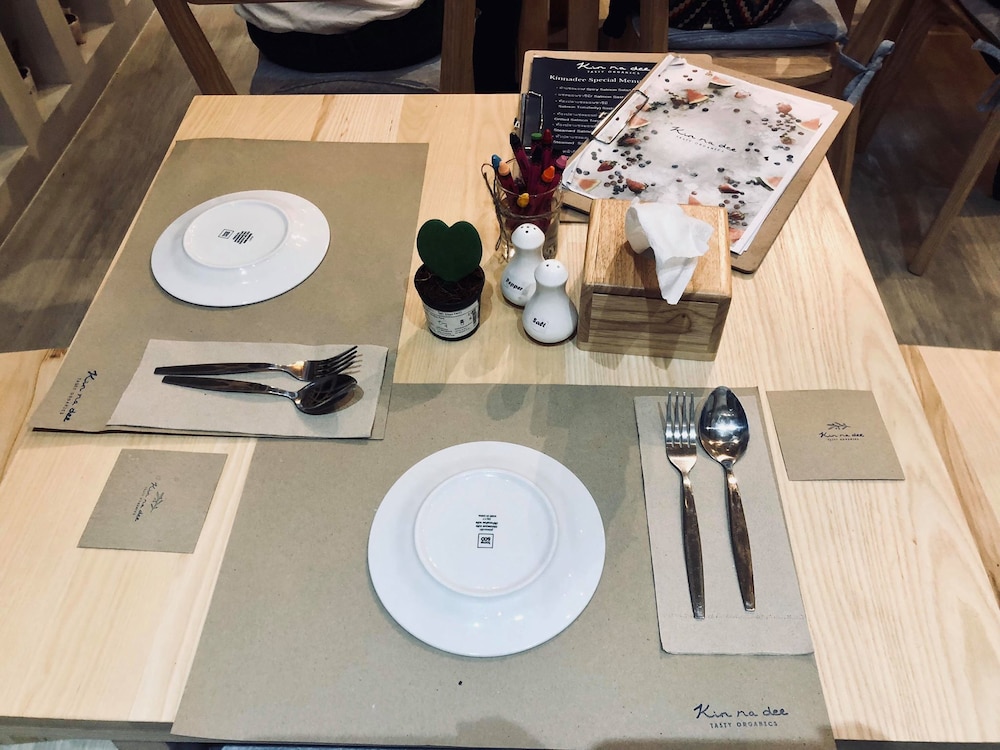 kinnon deluxe hostel coworking cafe