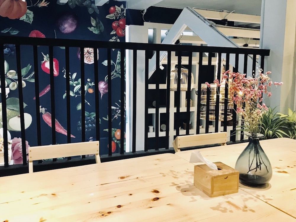 kinnon deluxe hostel coworking cafe