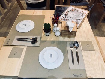 kinnon deluxe hostel coworking cafe