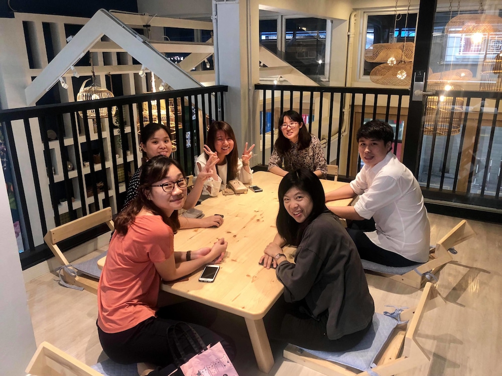 kinnon deluxe hostel coworking cafe