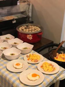 kinnon deluxe hostel coworking cafe