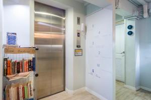 kinnon deluxe hostel coworking cafe