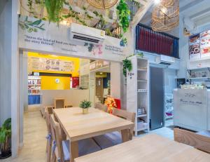kinnon deluxe hostel coworking cafe