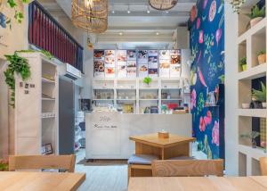 kinnon deluxe hostel coworking cafe