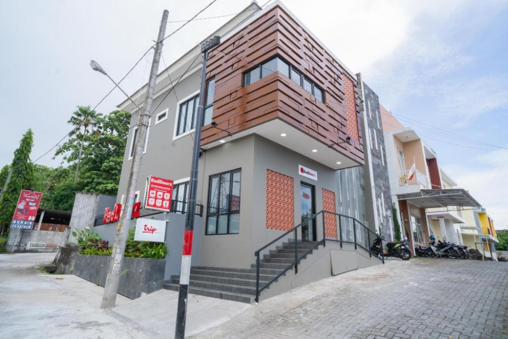 reddoorz near sindu kusuma edupark 3