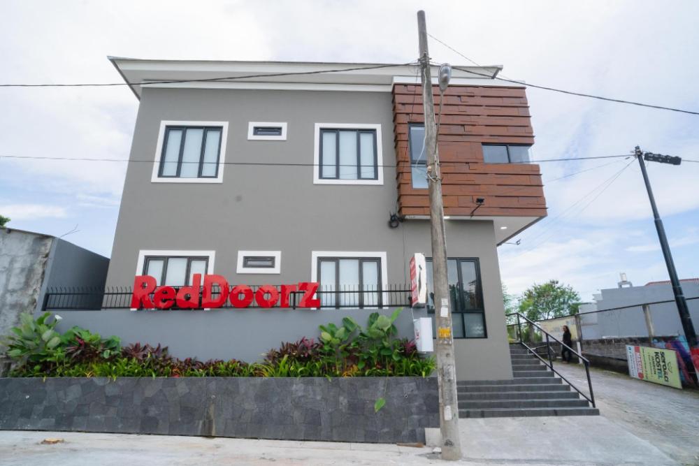 reddoorz near sindu kusuma edupark 3
