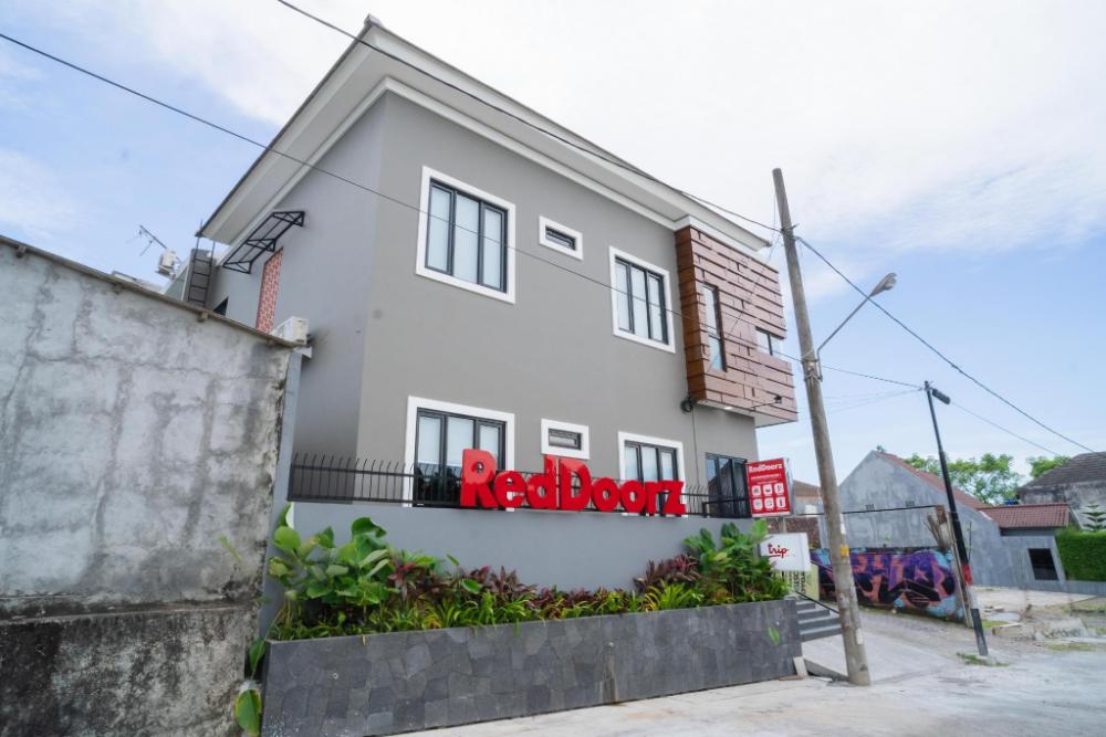 reddoorz near sindu kusuma edupark 3