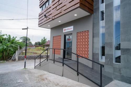 reddoorz near sindu kusuma edupark 3