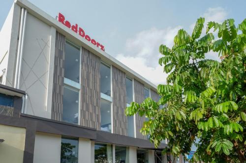 reddoorz plus near solo baru