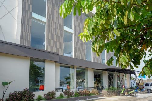 reddoorz plus near solo baru