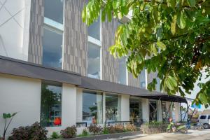 reddoorz plus near solo baru