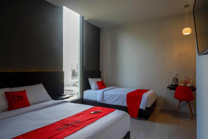 reddoorz plus near solo baru