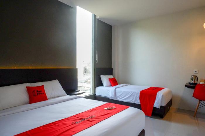 reddoorz plus near solo baru