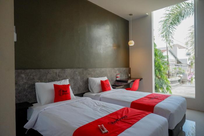 reddoorz plus near solo baru