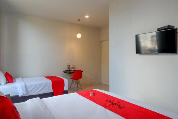 reddoorz plus near solo baru