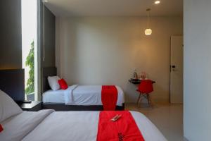 reddoorz plus near solo baru