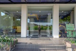 reddoorz plus near solo baru