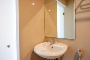 reddoorz plus near solo baru