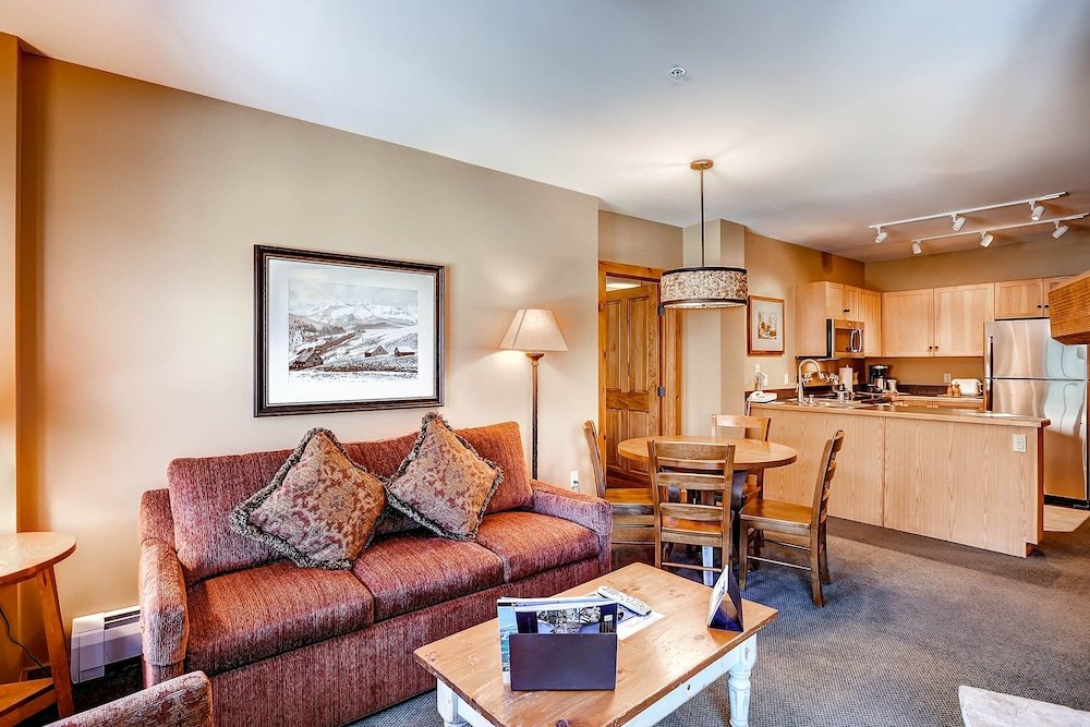 Dakota Lodge 8513,150 Dercum Square,3.5 star