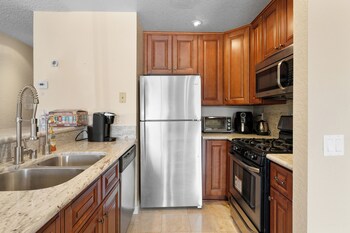 Lakeside Condo,,3 star