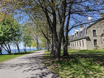 Manoir D'youville,Montreal>>Chateauguay,2 star