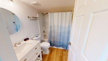 recently renovated 2 bedroom short walk to the beach condo