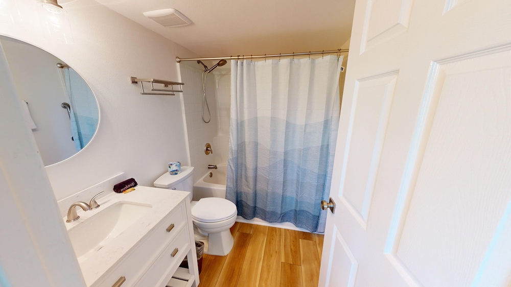 recently renovated 2 bedroom short walk to the beach condo