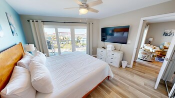 recently renovated 2 bedroom short walk to the beach condo