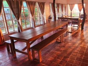 White House, Batangas,,3 star