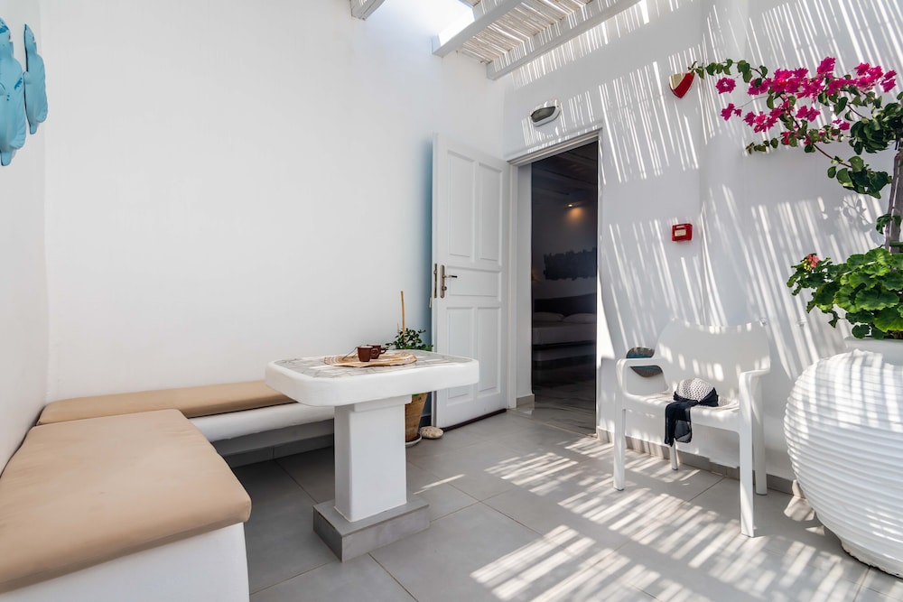 niki savvas studio and suites