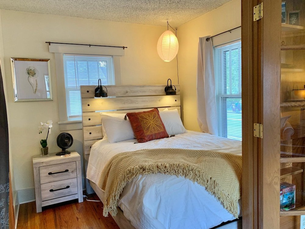 Cozy Bungalow In Downtown Loveland W/Free Bikes!,,3 star