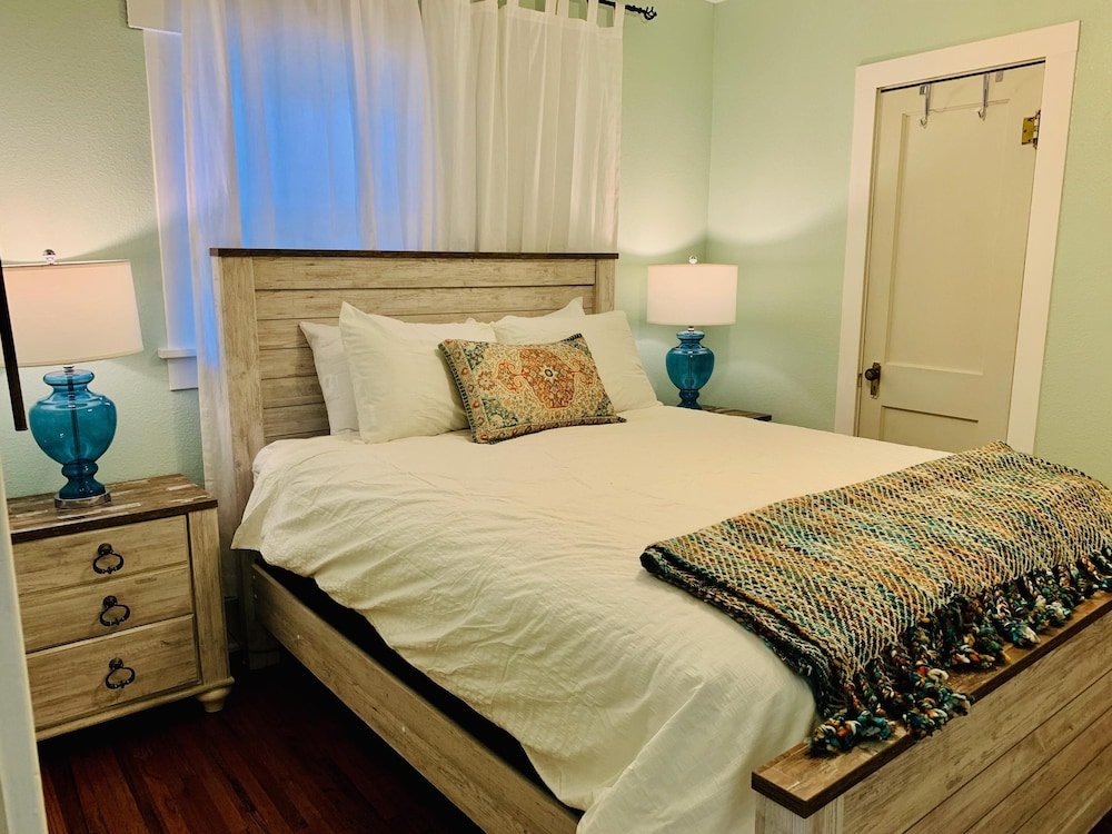 Cozy Bungalow In Downtown Loveland W/Free Bikes!,,3 star