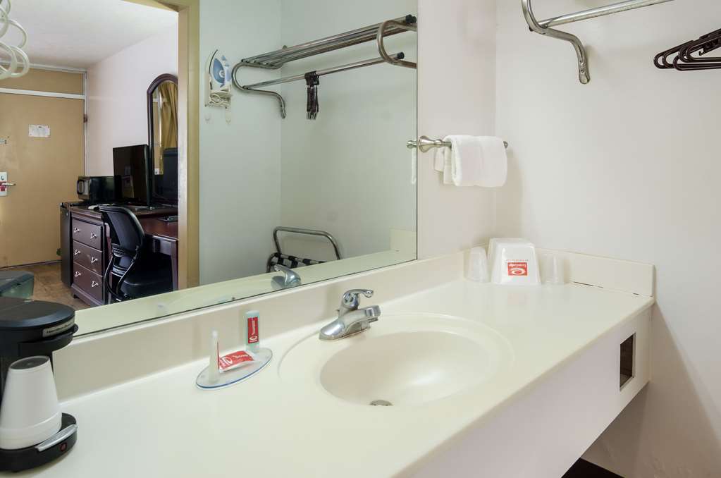 econo lodge marion i 81