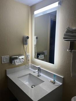 Super 8 By Wyndham Marion,Marion>>Carbondale,2 star