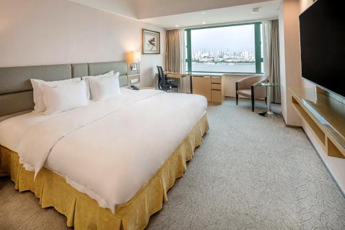holiday inn riverside wuhan by ihg