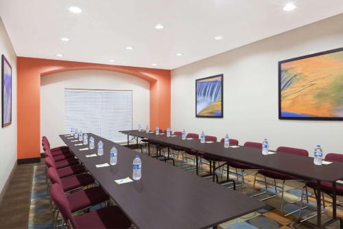 days inn and suites by wyndham marquez