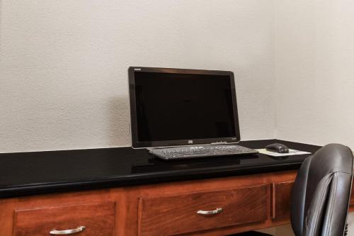 days inn and suites by wyndham marquez