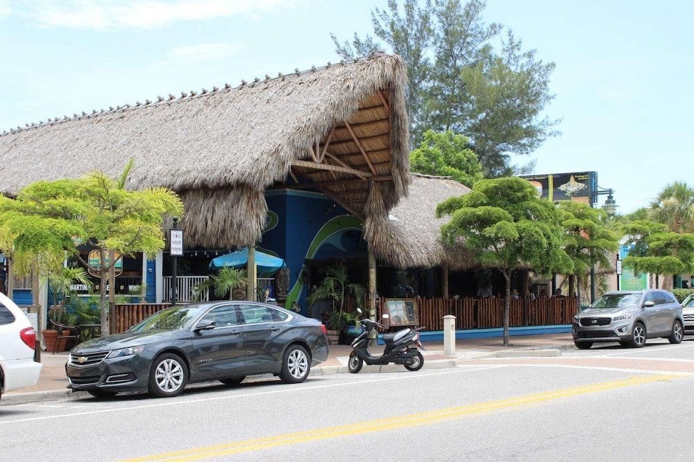 Lulu's Key House Leatherback 2/2 Downstairs,,4 star