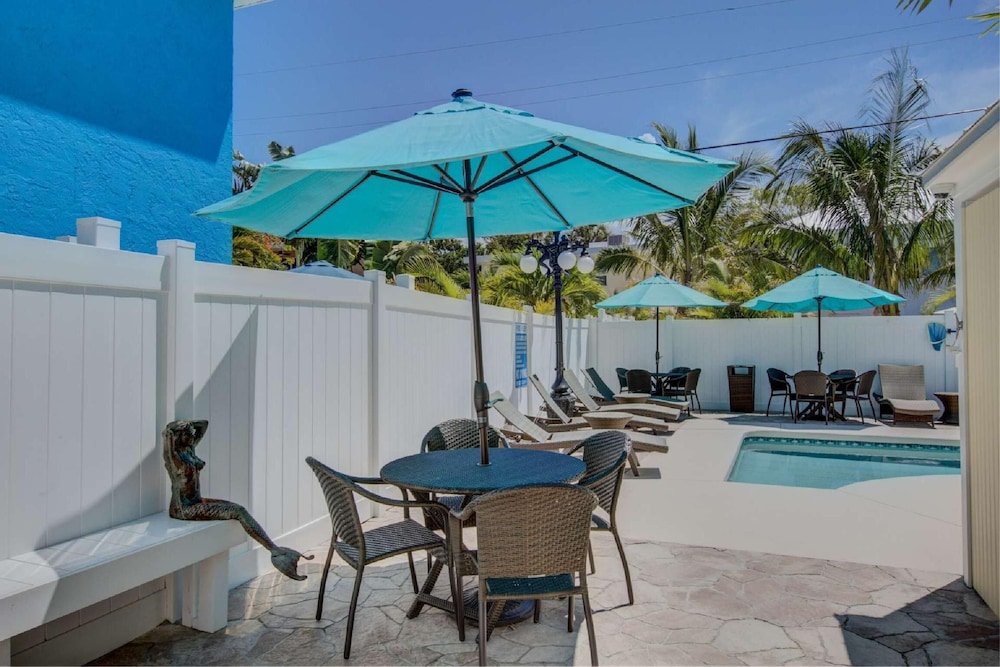 Lulu's Key House Leatherback 2/2 Downstairs,,4 star